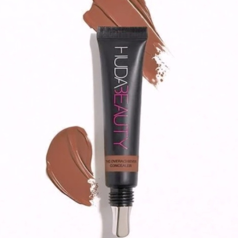 HUDA BEAUTY Overachiever Concealer - Chocolate Chip (One Concealer)